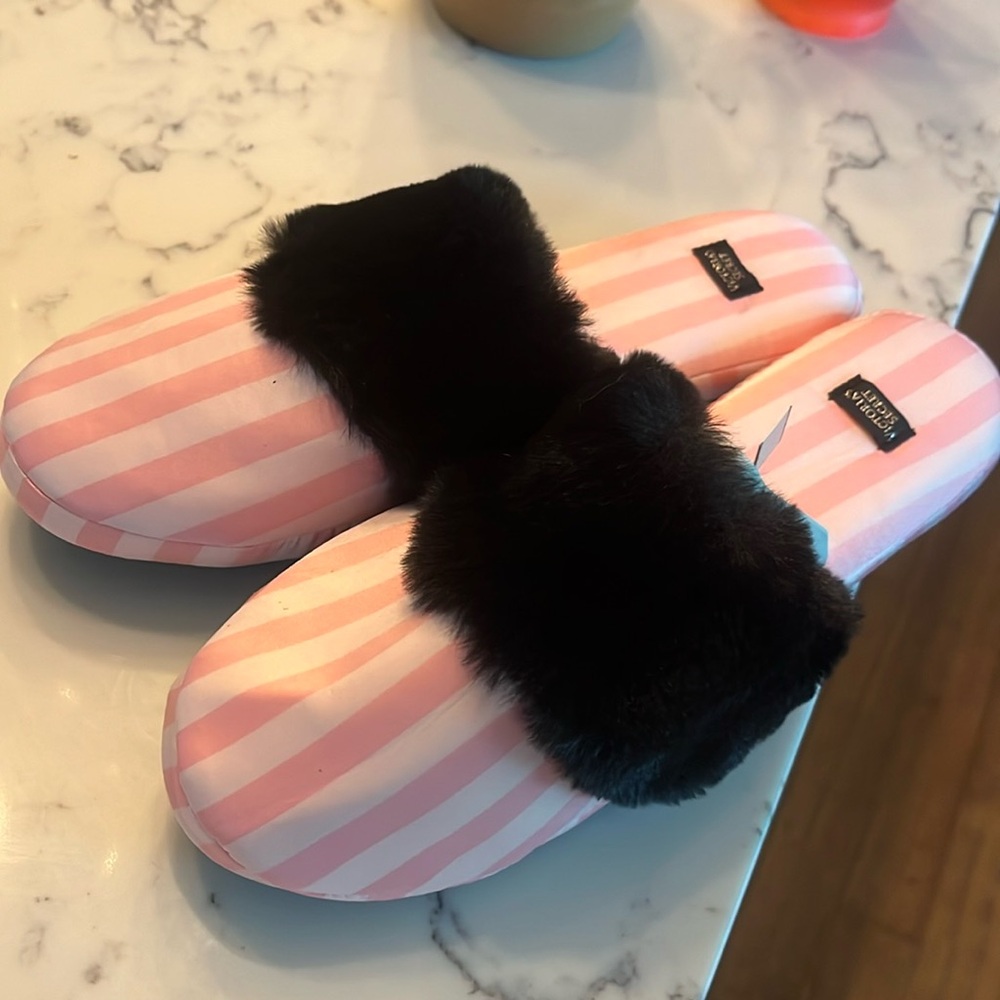 NWT Victoria secret size medium slippers